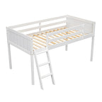 Weißes niedriges Twin-Hochbett mit Leiter und Schutzgittern